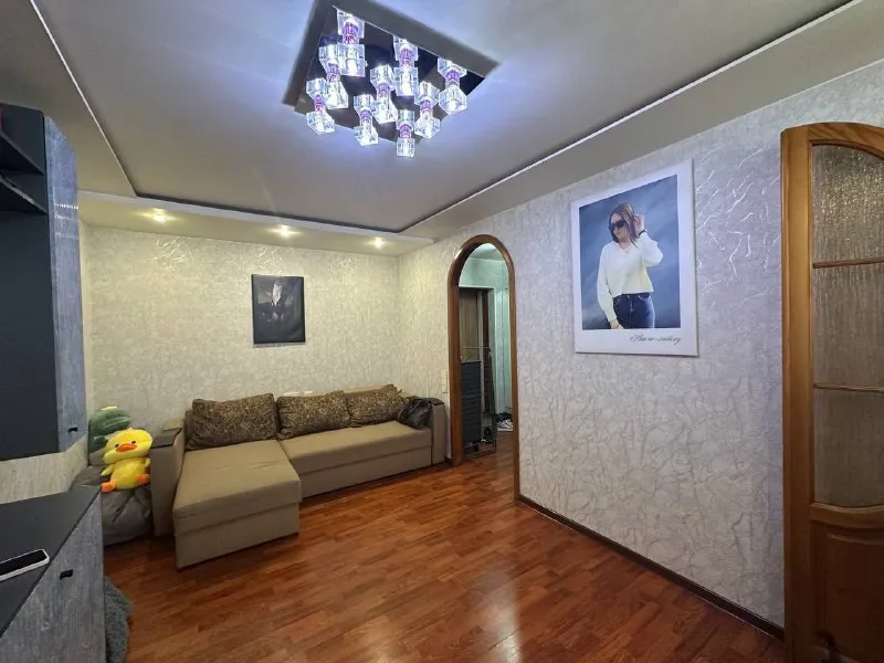 ‼️срочная продажа‼️ продам однокомнатную квартиру 🌇донецк, калининский район бульвар шевченко📍 ✅этажность 4-5ти, не угловая. ✅квартира с качественным ремонтом. ✅встроенная кухня, холодильник, современная мебель. ✅новый балкон со шкафом для хранения. 💧вода по графику, накопительная си. .. шагом к новому скверу строитель. ❗️ ✅документы готовы! никто не прописан. собственник на сделке. 💰цена 3 600 000 ₽ реальному покупателю серьезная скидка❗️❗️ 📲☎️+79493282386 ольга ан подписаться | дать объявление - фотография - 3