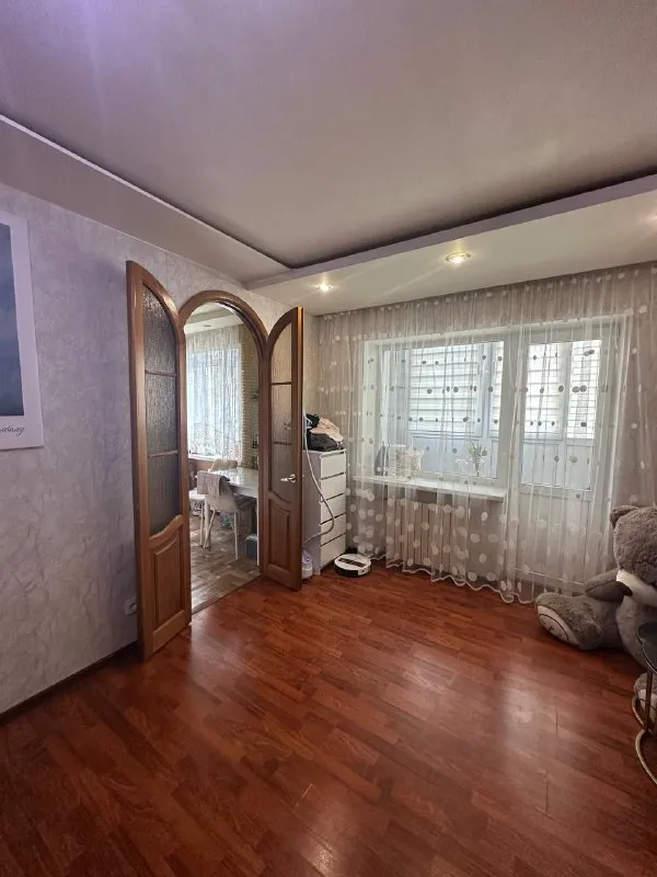 ‼️срочная продажа‼️ продам однокомнатную квартиру 🌇донецк, калининский район бульвар шевченко📍 ✅этажность 4-5ти, не угловая. ✅квартира с качественным ремонтом. ✅встроенная кухня, холодильник, современная мебель. ✅новый балкон со шкафом для хранения. 💧вода по графику, накопительная си. .. шагом к новому скверу строитель. ❗️ ✅документы готовы! никто не прописан. собственник на сделке. 💰цена 3 600 000 ₽ реальному покупателю серьезная скидка❗️❗️ 📲☎️+79493282386 ольга ан подписаться | дать объявление - фотография - 4