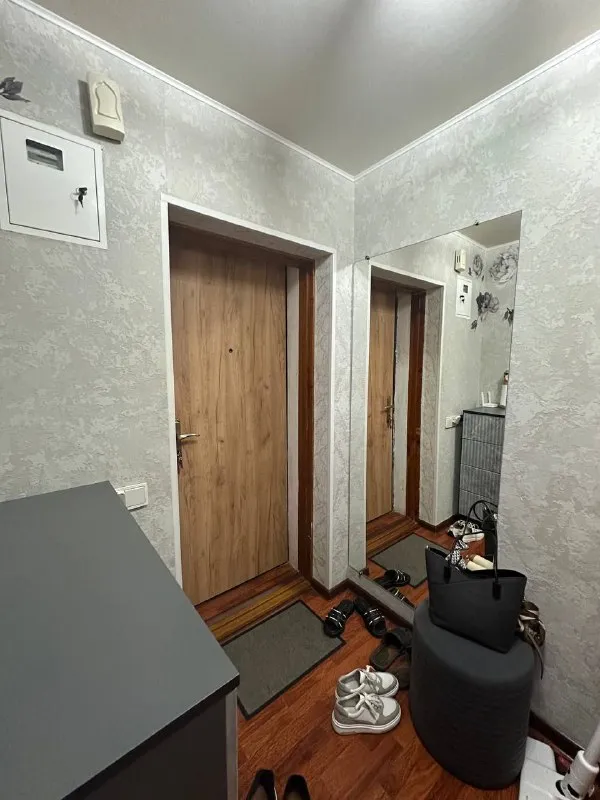 ‼️срочная продажа‼️ продам однокомнатную квартиру 🌇донецк, калининский район бульвар шевченко📍 ✅этажность 4-5ти, не угловая. ✅квартира с качественным ремонтом. ✅встроенная кухня, холодильник, современная мебель. ✅новый балкон со шкафом для хранения. 💧вода по графику, накопительная си. .. шагом к новому скверу строитель. ❗️ ✅документы готовы! никто не прописан. собственник на сделке. 💰цена 3 600 000 ₽ реальному покупателю серьезная скидка❗️❗️ 📲☎️+79493282386 ольга ан подписаться | дать объявление - фотография - 5