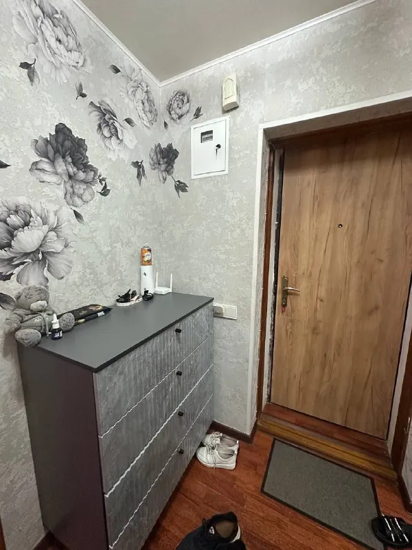 ‼️срочная продажа‼️ продам однокомнатную квартиру 🌇донецк, калининский район бульвар шевченко📍 ✅этажность 4-5ти, не угловая. ✅квартира с качественным ремонтом. ✅встроенная кухня, холодильник, современная мебель. ✅новый балкон со шкафом для хранения. 💧вода по графику, накопительная си. .. шагом к новому скверу строитель. ❗️ ✅документы готовы! никто не прописан. собственник на сделке. 💰цена 3 600 000 ₽ реальному покупателю серьезная скидка❗️❗️ 📲☎️+79493282386 ольга ан подписаться | дать объявление - фотография - 6