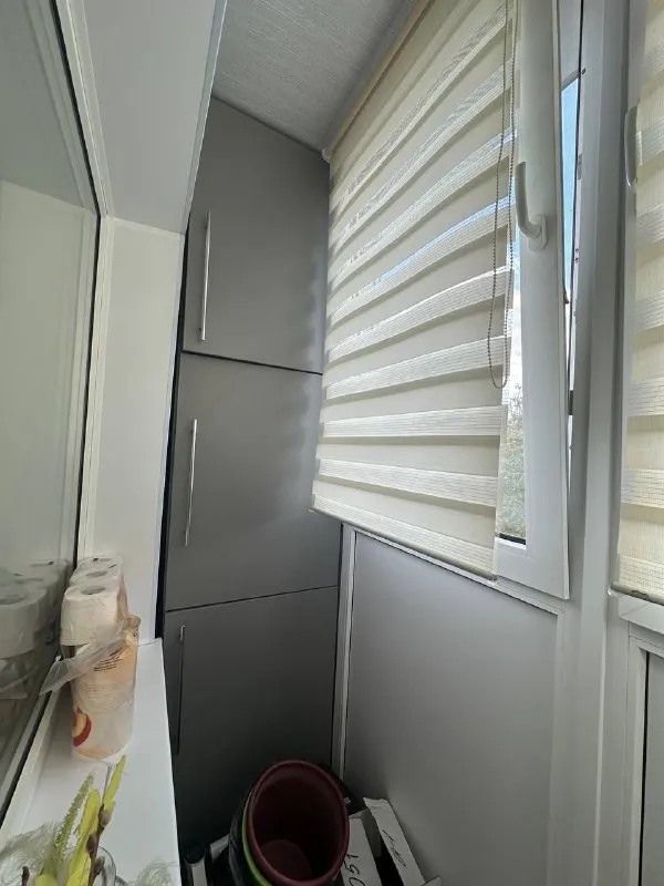 ‼️срочная продажа‼️ продам однокомнатную квартиру 🌇донецк, калининский район бульвар шевченко📍 ✅этажность 4-5ти, не угловая. ✅квартира с качественным ремонтом. ✅встроенная кухня, холодильник, современная мебель. ✅новый балкон со шкафом для хранения. 💧вода по графику, накопительная си. .. шагом к новому скверу строитель. ❗️ ✅документы готовы! никто не прописан. собственник на сделке. 💰цена 3 600 000 ₽ реальному покупателю серьезная скидка❗️❗️ 📲☎️+79493282386 ольга ан подписаться | дать объявление - фотография - 7