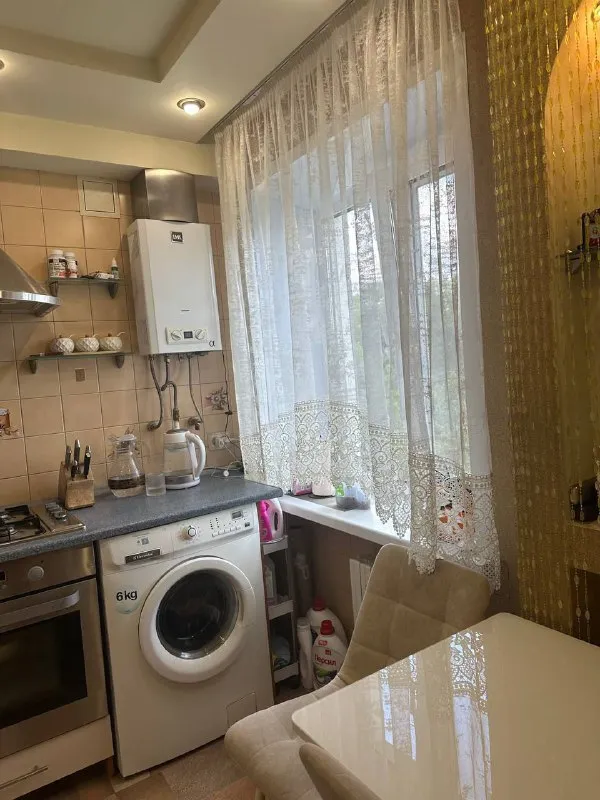 ‼️срочная продажа‼️ продам однокомнатную квартиру 🌇донецк, калининский район бульвар шевченко📍 ✅этажность 4-5ти, не угловая. ✅квартира с качественным ремонтом. ✅встроенная кухня, холодильник, современная мебель. ✅новый балкон со шкафом для хранения. 💧вода по графику, накопительная си. .. шагом к новому скверу строитель. ❗️ ✅документы готовы! никто не прописан. собственник на сделке. 💰цена 3 600 000 ₽ реальному покупателю серьезная скидка❗️❗️ 📲☎️+79493282386 ольга ан подписаться | дать объявление - фотография - 9