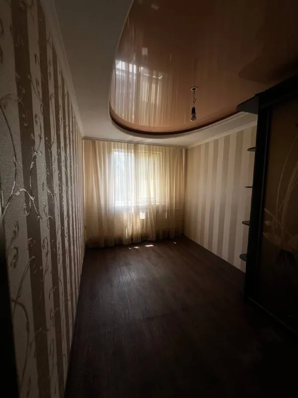 продам двухкомнатную квартиру 🌇донецк, бульвар шевченко, калининский рынок📍 ✅площадь 46кв. м. ✅этажность 5/5ти. ✅крыша не течет, квартира теплая. ✅комнаты раздельные! ✅качественный ремонт. 💦вода по графику ! ✅поменяна канализация, проводка. 🌎рядом рынок, школа, детский сад, супермаркет, хорошая транспортная развязка. 📑документы готовы. никто не прописан. 💰цена 4 700 000 ₽ 📲☎️+79493268382 виктория ан подписаться | дать объявление - фотография - 2