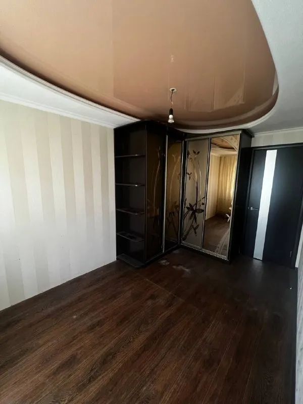 продам двухкомнатную квартиру 🌇донецк, бульвар шевченко, калининский рынок📍 ✅площадь 46кв. м. ✅этажность 5/5ти. ✅крыша не течет, квартира теплая. ✅комнаты раздельные! ✅качественный ремонт. 💦вода по графику ! ✅поменяна канализация, проводка. 🌎рядом рынок, школа, детский сад, супермаркет, хорошая транспортная развязка. 📑документы готовы. никто не прописан. 💰цена 4 700 000 ₽ 📲☎️+79493268382 виктория ан подписаться | дать объявление - фотография - 3