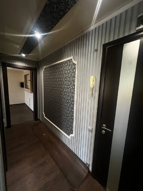 продам двухкомнатную квартиру 🌇донецк, бульвар шевченко, калининский рынок📍 ✅площадь 46кв. м. ✅этажность 5/5ти. ✅крыша не течет, квартира теплая. ✅комнаты раздельные! ✅качественный ремонт. 💦вода по графику ! ✅поменяна канализация, проводка. 🌎рядом рынок, школа, детский сад, супермаркет, хорошая транспортная развязка. 📑документы готовы. никто не прописан. 💰цена 4 700 000 ₽ 📲☎️+79493268382 виктория ан подписаться | дать объявление - фотография - 5