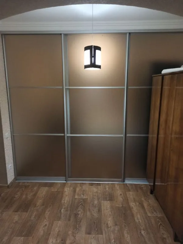 сдаётся трехкомнатная квартира 🌇донецк, ул. рослого, рядом оцкб, парк славянский культуры, ленинский район 📍 ‼️❗ автономное отопление ‼️❗ ✅в квартире выполнен хороший ремонт ✅имеется вся необходимая мебель и бытовая техника: холодильник, стиральная машина автомат, кондиционер, микроволновая печь свч. .. 💰стоимость 35 000 руб. + к/у. 📲☎+7949-419-63-79 подписаться | дать объявление - фотография - 2