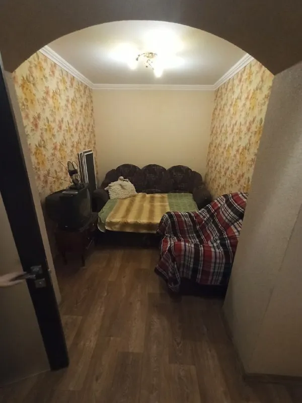 сдаётся трехкомнатная квартира 🌇донецк, ул. рослого, рядом оцкб, парк славянский культуры, ленинский район 📍 ‼️❗ автономное отопление ‼️❗ ✅в квартире выполнен хороший ремонт ✅имеется вся необходимая мебель и бытовая техника: холодильник, стиральная машина автомат, кондиционер, микроволновая печь свч. .. 💰стоимость 35 000 руб. + к/у. 📲☎+7949-419-63-79 подписаться | дать объявление - фотография - 3