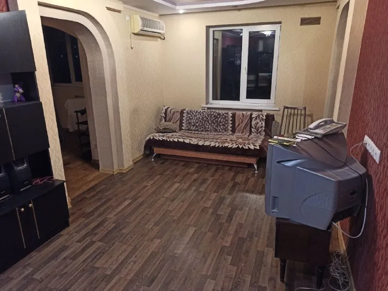 сдаётся трехкомнатная квартира 🌇донецк, ул. рослого, рядом оцкб, парк славянский культуры, ленинский район 📍 ‼️❗ автономное отопление ‼️❗ ✅в квартире выполнен хороший ремонт ✅имеется вся необходимая мебель и бытовая техника: холодильник, стиральная машина автомат, кондиционер, микроволновая печь свч. .. 💰стоимость 35 000 руб. + к/у. 📲☎+7949-419-63-79 подписаться | дать объявление - фотография - 4