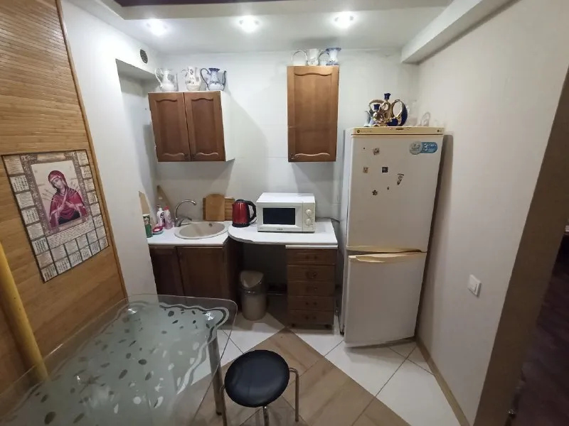 сдаётся трехкомнатная квартира 🌇донецк, ул. рослого, рядом оцкб, парк славянский культуры, ленинский район 📍 ‼️❗ автономное отопление ‼️❗ ✅в квартире выполнен хороший ремонт ✅имеется вся необходимая мебель и бытовая техника: холодильник, стиральная машина автомат, кондиционер, микроволновая печь свч. .. 💰стоимость 35 000 руб. + к/у. 📲☎+7949-419-63-79 подписаться | дать объявление - фотография - 6