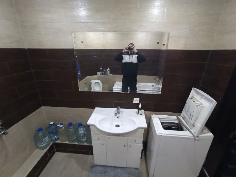 сдаётся трехкомнатная квартира 🌇донецк, ул. рослого, рядом оцкб, парк славянский культуры, ленинский район 📍 ‼️❗ автономное отопление ‼️❗ ✅в квартире выполнен хороший ремонт ✅имеется вся необходимая мебель и бытовая техника: холодильник, стиральная машина автомат, кондиционер, микроволновая печь свч. .. 💰стоимость 35 000 руб. + к/у. 📲☎+7949-419-63-79 подписаться | дать объявление - фотография - 7