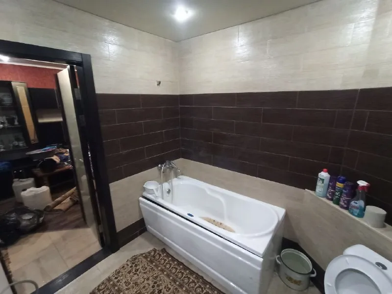 сдаётся трехкомнатная квартира 🌇донецк, ул. рослого, рядом оцкб, парк славянский культуры, ленинский район 📍 ‼️❗ автономное отопление ‼️❗ ✅в квартире выполнен хороший ремонт ✅имеется вся необходимая мебель и бытовая техника: холодильник, стиральная машина автомат, кондиционер, микроволновая печь свч. .. 💰стоимость 35 000 руб. + к/у. 📲☎+7949-419-63-79 подписаться | дать объявление - фотография - 8