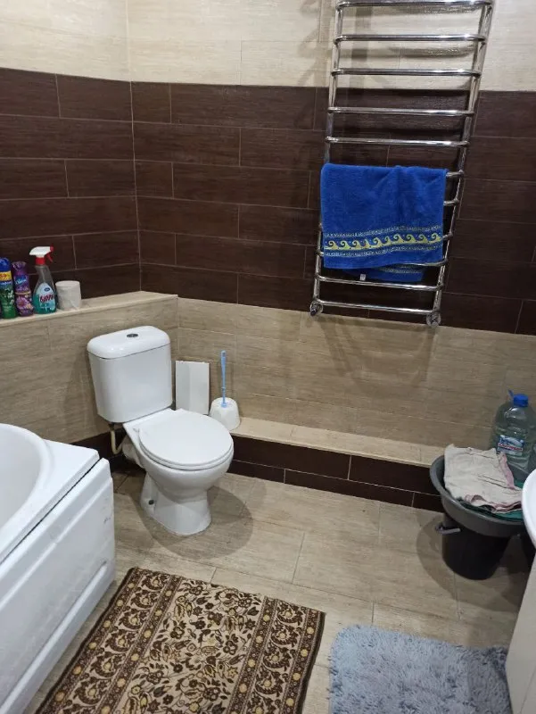 сдаётся трехкомнатная квартира 🌇донецк, ул. рослого, рядом оцкб, парк славянский культуры, ленинский район 📍 ‼️❗ автономное отопление ‼️❗ ✅в квартире выполнен хороший ремонт ✅имеется вся необходимая мебель и бытовая техника: холодильник, стиральная машина автомат, кондиционер, микроволновая печь свч. .. 💰стоимость 35 000 руб. + к/у. 📲☎+7949-419-63-79 подписаться | дать объявление - фотография - 9