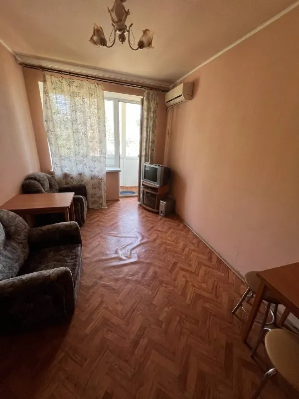 продам однокомнатную квартиру 🌇в самом центре донецка, набережная 📍 💰цена 3 400 000 ₽ (торг) ✅этажность: 4/5 ✅площадь 25кв. м. ✅в 3 минутах ходьбы пешком набережная, площадь ленина ✅вся транспортная развязка, школы, сады, супермаркеты в шаговой доступности. ✅квартира светлая, тёплая жилое состояние заехать и жить. 📑документы рф готовы, прописанных нет, быстрая продажа! ❗️успейте приобрести хорошую квартиру в отличном месте. звоните телефон: 📲☎️+ 7 949 575 08 46 - андрей. ан "новый донбасс" подписаться | дать объявление - фотография - 2