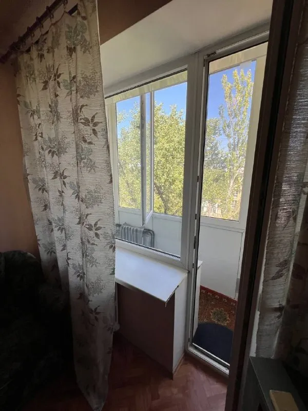 продам однокомнатную квартиру 🌇в самом центре донецка, набережная 📍 💰цена 3 400 000 ₽ (торг) ✅этажность: 4/5 ✅площадь 25кв. м. ✅в 3 минутах ходьбы пешком набережная, площадь ленина ✅вся транспортная развязка, школы, сады, супермаркеты в шаговой доступности. ✅квартира светлая, тёплая жилое состояние заехать и жить. 📑документы рф готовы, прописанных нет, быстрая продажа! ❗️успейте приобрести хорошую квартиру в отличном месте. звоните телефон: 📲☎️+ 7 949 575 08 46 - андрей. ан "новый донбасс" подписаться | дать объявление - фотография - 3