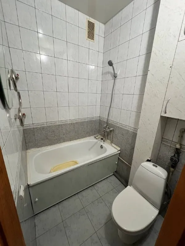 продам однокомнатную квартиру 🌇в самом центре донецка, набережная 📍 💰цена 3 400 000 ₽ (торг) ✅этажность: 4/5 ✅площадь 25кв. м. ✅в 3 минутах ходьбы пешком набережная, площадь ленина ✅вся транспортная развязка, школы, сады, супермаркеты в шаговой доступности. ✅квартира светлая, тёплая жилое состояние заехать и жить. 📑документы рф готовы, прописанных нет, быстрая продажа! ❗️успейте приобрести хорошую квартиру в отличном месте. звоните телефон: 📲☎️+ 7 949 575 08 46 - андрей. ан "новый донбасс" подписаться | дать объявление - фотография - 6