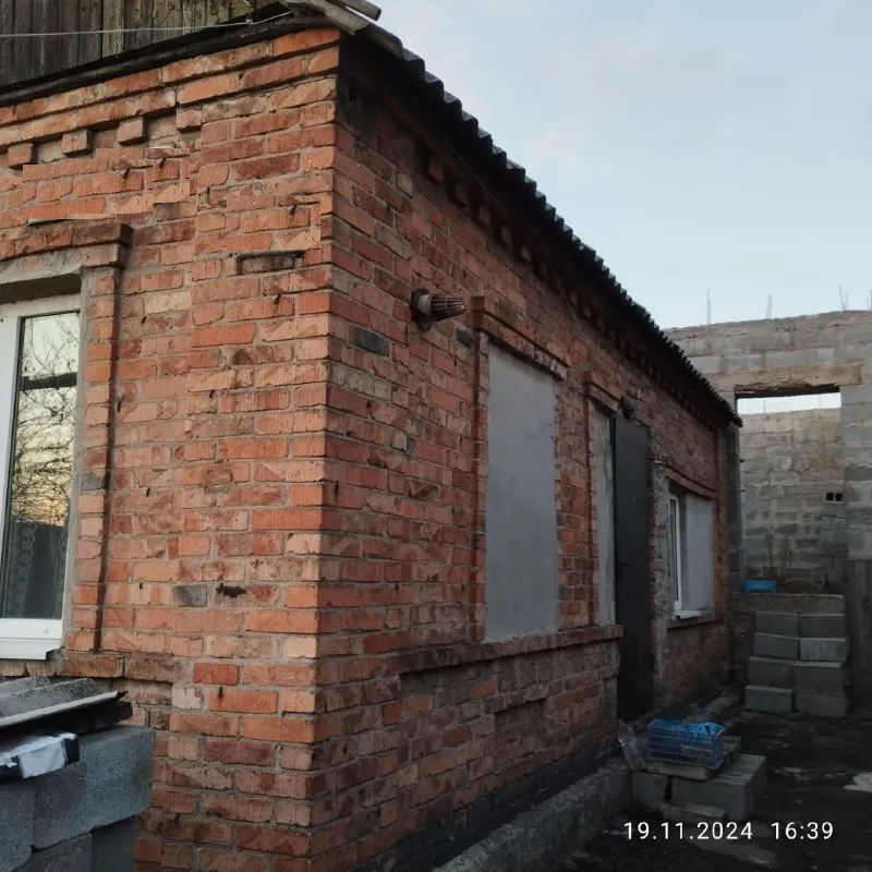 продам жилой дом  и + недострой на участке 4 сотки (земля не приватизированная). 🌇донецк, южные склоны, выезд на пр. ленинский (остановка транспорта по пр. ленинскому в трех минутах ходьбы). 📍 🏡жилой дом (39м. кв. ) состоит из двух смежных комнат и кухни. ✅удобства, газовое отопление, пластиковые окна. ✅недострой- примерно 170м. кв. , фундамент армированный - больше метра, стены - шлакоблок с металлическими сваями. 🎁остаются строй/материалы. 👍местоположение очень удачное  💰цена 2 500 000 руб.   📲☎️+7 949 470 04 83 феникс,   📲☎️+7 949 796 89 69 миранда. ан анна подписаться  |  дать объявление - фотография - 2