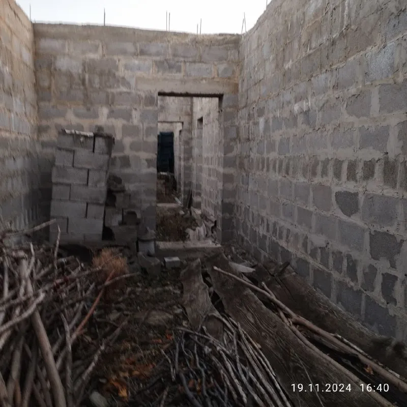 продам жилой дом  и + недострой на участке 4 сотки (земля не приватизированная). 🌇донецк, южные склоны, выезд на пр. ленинский (остановка транспорта по пр. ленинскому в трех минутах ходьбы). 📍 🏡жилой дом (39м. кв. ) состоит из двух смежных комнат и кухни. ✅удобства, газовое отопление, пластиковые окна. ✅недострой- примерно 170м. кв. , фундамент армированный - больше метра, стены - шлакоблок с металлическими сваями. 🎁остаются строй/материалы. 👍местоположение очень удачное  💰цена 2 500 000 руб.   📲☎️+7 949 470 04 83 феникс,   📲☎️+7 949 796 89 69 миранда. ан анна подписаться  |  дать объявление - фотография - 3