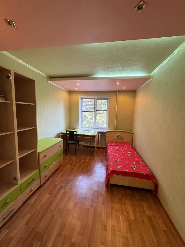 аренда 3-х комнатной квартиры на длительный срок ! 🌇макеевка, мкр. центральный📍 💦вода круглосуточно! ✅общая площадь 66кв. м, 5 этаж 9 этажного дома, не угловая ! ✅квартира после капитального ремонта ! окна пластиковые, 2 застекленных балкона. ✅нагревательный бак, кондиционер, холодильник, стиральная машинка ! 👍шикарное месторасположение: детский сад, гимназия, больница, супермаркеты, остановка общественного транспорта. 💰цена : 60 000 ₽ + ку ☎️+79493418412 лилия ан терем подписаться | дать объявление - фотография - 2