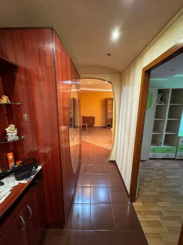 аренда 3-х комнатной квартиры на длительный срок ! 🌇макеевка, мкр. центральный📍 💦вода круглосуточно! ✅общая площадь 66кв. м, 5 этаж 9 этажного дома, не угловая ! ✅квартира после капитального ремонта ! окна пластиковые, 2 застекленных балкона. ✅нагревательный бак, кондиционер, холодильник, стиральная машинка ! 👍шикарное месторасположение: детский сад, гимназия, больница, супермаркеты, остановка общественного транспорта. 💰цена : 60 000 ₽ + ку ☎️+79493418412 лилия ан терем подписаться | дать объявление - фотография - 4