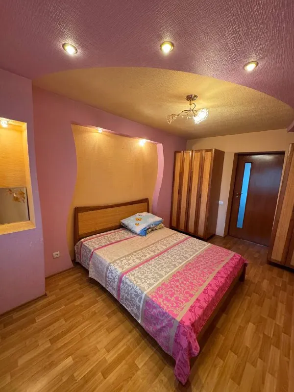 аренда 3-х комнатной квартиры на длительный срок ! 🌇макеевка, мкр. центральный📍 💦вода круглосуточно! ✅общая площадь 66кв. м, 5 этаж 9 этажного дома, не угловая ! ✅квартира после капитального ремонта ! окна пластиковые, 2 застекленных балкона. ✅нагревательный бак, кондиционер, холодильник, стиральная машинка ! 👍шикарное месторасположение: детский сад, гимназия, больница, супермаркеты, остановка общественного транспорта. 💰цена : 60 000 ₽ + ку ☎️+79493418412 лилия ан терем подписаться | дать объявление - фотография - 5