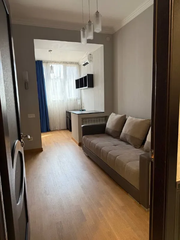 сдается 3х комнатная квартира на длительный срок❗️ 🌇самый центр города донецка в 2х шагах от бульвара пушкина📍 💦вода горячая/ холодная 24/7 ✅посудомоечная, стиральная машина, кондиционеры, телевизор ✅все есть для комфортной жизни 💰цена 70 тыс. ₽ + к/у + залог 📲☎️+79493859588 агентства прошу не беспокоить подписаться | дать объявление - фотография - 2