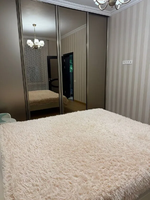 сдается 3х комнатная квартира на длительный срок❗️ 🌇самый центр города донецка в 2х шагах от бульвара пушкина📍 💦вода горячая/ холодная 24/7 ✅посудомоечная, стиральная машина, кондиционеры, телевизор ✅все есть для комфортной жизни 💰цена 70 тыс. ₽ + к/у + залог 📲☎️+79493859588 агентства прошу не беспокоить подписаться | дать объявление - фотография - 3