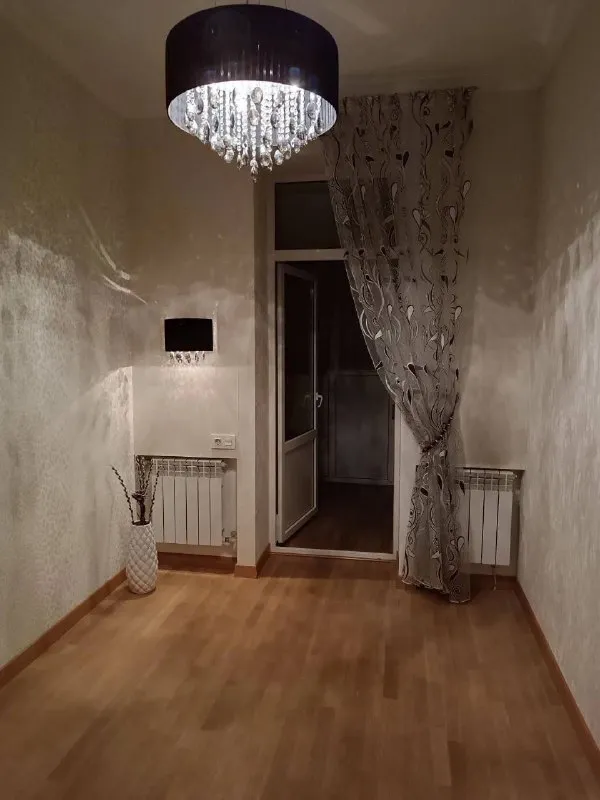 сдается 3х комнатная квартира на длительный срок❗️ 🌇самый центр города донецка в 2х шагах от бульвара пушкина📍 💦вода горячая/ холодная 24/7 ✅посудомоечная, стиральная машина, кондиционеры, телевизор ✅все есть для комфортной жизни 💰цена 70 тыс. ₽ + к/у + залог 📲☎️+79493859588 агентства прошу не беспокоить подписаться | дать объявление - фотография - 4