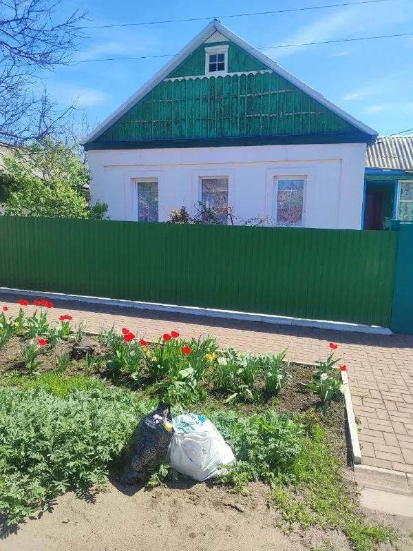 ‼️продажа дома‼️ 🏡продажа газифицированный дом🗺г. харцызск днр ✅общей площадью–66,99 м2 ✅земля приватизирована, 6 соток, в доме окна пластик, 4 жилые комнаты, 2 коридора, 1 комната где стоит холодильник ✅есть погреб и чердак санузел совмещен, большой огород с фруктовыми деревьями и цветами, сарай, центральная канализация ✅летний душ, летний туалет вода круглосуточно 🔥собственник 📞звонить: с 17:00 до 21:00 ☎️+7(949) 368-55-05 инна 📨подписаться - фотография - 1