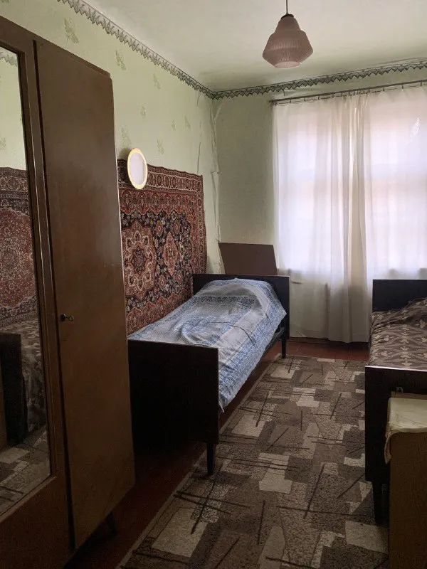 сдам двухкомнатную квартиру (собственник, без комиссий) 🌇донецк, буденновский  улица, ул багратиона, район 16 больницы📍 ✅квартира на 1  этаже ✅с мебелью, 3 спальных места, холодильник, стиральная машина,   интернет, колонка 💦вода холодная и горячая круглосуточно 💰цена 25000 ₽ + комм. усл. 📲☎️+7(949) 419-57-08 подписаться | дать объявление - фотография - 2