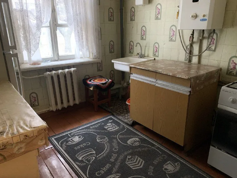 сдам двухкомнатную квартиру (собственник, без комиссий) 🌇донецк, буденновский  улица, ул багратиона, район 16 больницы📍 ✅квартира на 1  этаже ✅с мебелью, 3 спальных места, холодильник, стиральная машина,   интернет, колонка 💦вода холодная и горячая круглосуточно 💰цена 25000 ₽ + комм. усл. 📲☎️+7(949) 419-57-08 подписаться | дать объявление - фотография - 3