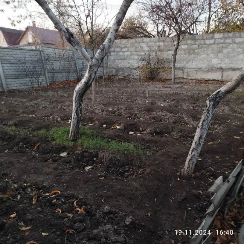 продам жилой дом  и + недострой на участке 4 сотки (земля не приватизированная). 🌇донецк, южные склоны, выезд на пр. ленинский (остановка транспорта по пр. ленинскому в трех минутах ходьбы). 📍 🏡жилой дом (39м. кв. ) состоит из двух смежных комнат и кухни. ✅удобства, газовое отопление, пластиковые окна. ✅недострой- примерно 170м. кв. , фундамент армированный - больше метра, стены - шлакоблок с металлическими сваями. 🎁остаются строй/материалы. 👍местоположение очень удачное  💰цена 2 000 000 руб.   ❗️срочно, без торга❗️ 📲☎️+7 949 470 04 83 феникс,   📲☎️+7 949 796 89 69 миранда. ан анна подписаться  |  дать объявление - фотография - 4