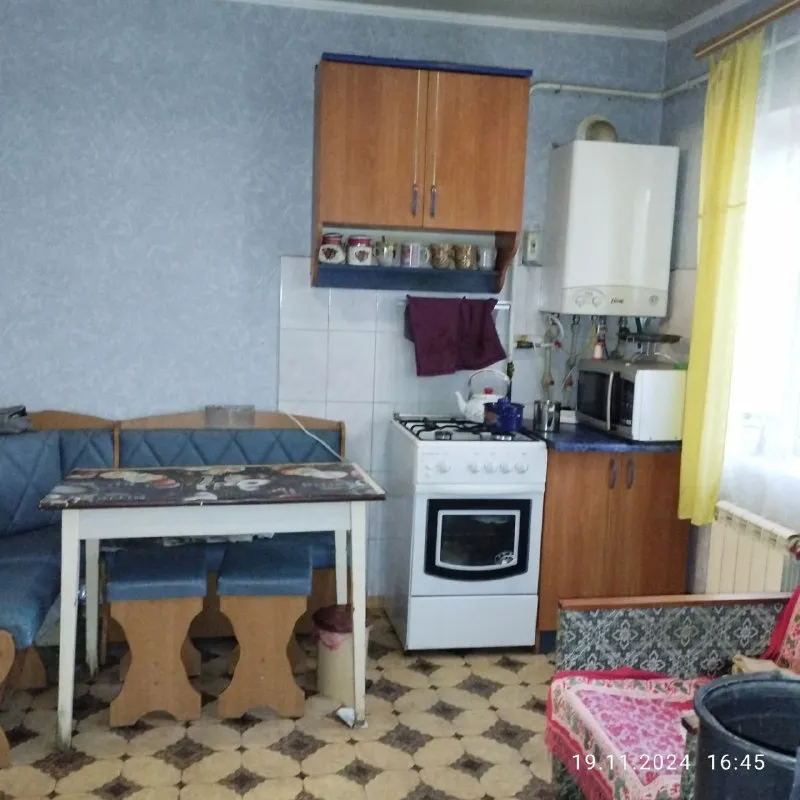 продам жилой дом  и + недострой на участке 4 сотки (земля не приватизированная). 🌇донецк, южные склоны, выезд на пр. ленинский (остановка транспорта по пр. ленинскому в трех минутах ходьбы). 📍 🏡жилой дом (39м. кв. ) состоит из двух смежных комнат и кухни. ✅удобства, газовое отопление, пластиковые окна. ✅недострой- примерно 170м. кв. , фундамент армированный - больше метра, стены - шлакоблок с металлическими сваями. 🎁остаются строй/материалы. 👍местоположение очень удачное  💰цена 2 000 000 руб.   ❗️срочно, без торга❗️ 📲☎️+7 949 470 04 83 феникс,   📲☎️+7 949 796 89 69 миранда. ан анна подписаться  |  дать объявление - фотография - 8