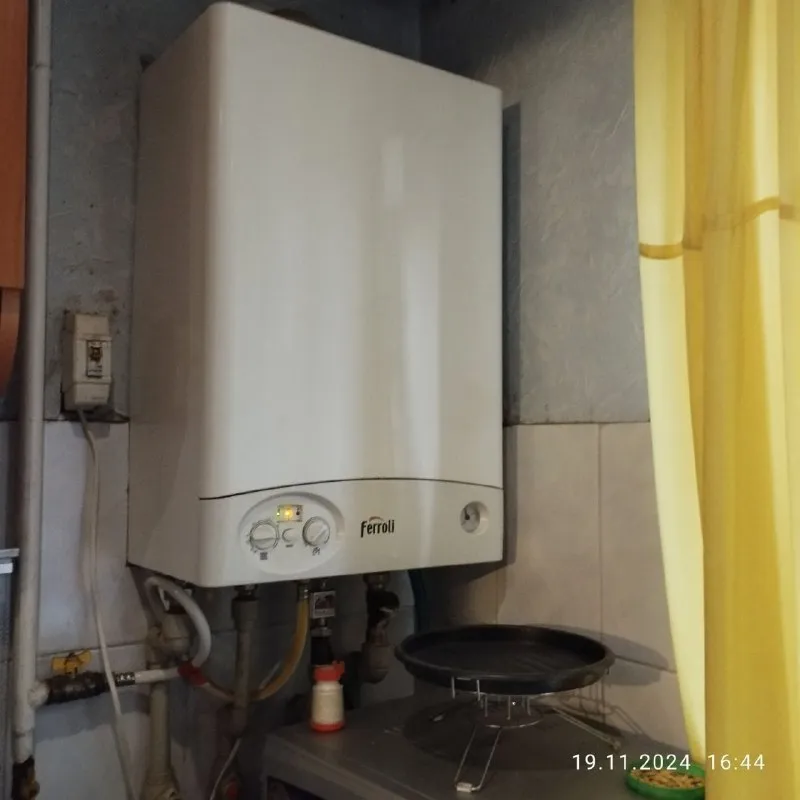 продам жилой дом  и + недострой на участке 4 сотки (земля не приватизированная). 🌇донецк, южные склоны, выезд на пр. ленинский (остановка транспорта по пр. ленинскому в трех минутах ходьбы). 📍 🏡жилой дом (39м. кв. ) состоит из двух смежных комнат и кухни. ✅удобства, газовое отопление, пластиковые окна. ✅недострой- примерно 170м. кв. , фундамент армированный - больше метра, стены - шлакоблок с металлическими сваями. 🎁остаются строй/материалы. 👍местоположение очень удачное  💰цена 2 000 000 руб.   ❗️срочно, без торга❗️ 📲☎️+7 949 470 04 83 феникс,   📲☎️+7 949 796 89 69 миранда. ан анна подписаться  |  дать объявление - фотография - 9