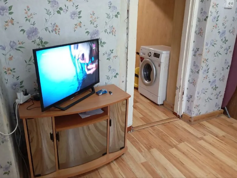 посуточно 2 комнатная квартира 🌇донецк в центре, калининский р-он, ул. дрогобычская 34📍 ✅имеется всё для комфортного проживания! 💧вода-24/7 (накопительный бак - 500л. ) ❄новый кондиционер, 📺телевизор, 🛜wi-fi, ☕эл. чайник, стиральная машинка автомат, утюг и т. д. 🌎в шаговой доступности несколько магазинов. ✅в квартире имеется массажное кресло (на фото видно) 🔥👍 💰цена 4500 в сутки 📲☎️+7(949)365-41-10, 📲☎️+7(951)149-78-84 (тг, ватсапп) - дмитрий подписаться | дать объявление - фотография - 3