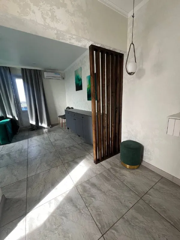 сдам однушку посуточно 🌇макеевка центр города возле хмели сунели, мкр. солнечный📍 ✅квартира оснащена всем необходимым, чистым постельным, одноразовыми тапочками ✅всей посудой. ❄кондиционер, 📺телевизор 🛜скоростной интернет микроволновая печь стиральная машина ✅стоят накопительные баки на 800л 💦вода идет с 17;00 - фотография - 4