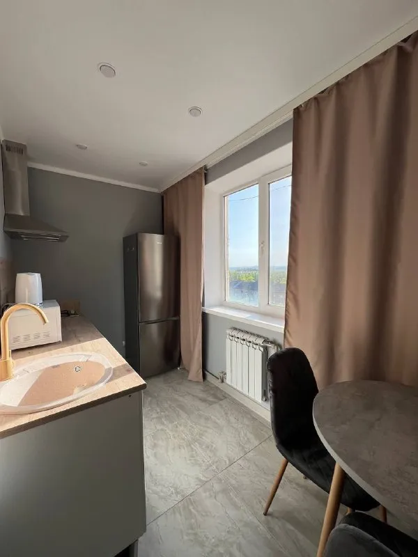 сдам однушку посуточно 🌇макеевка центр города возле хмели сунели, мкр. солнечный📍 ✅квартира оснащена всем необходимым, чистым постельным, одноразовыми тапочками ✅всей посудой. ❄кондиционер, 📺телевизор 🛜скоростной интернет микроволновая печь стиральная машина ✅стоят накопительные баки на 800л 💦вода идет с 17;00 - фотография - 6