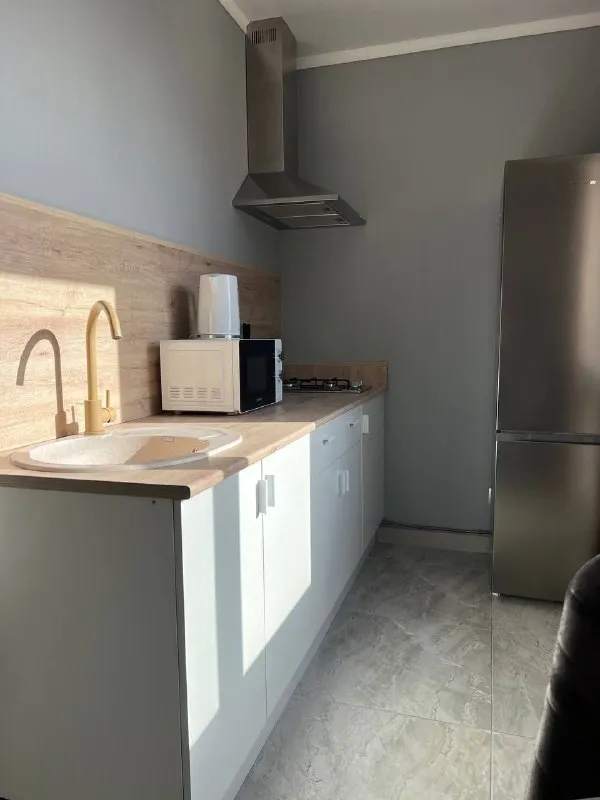 сдам однушку посуточно 🌇макеевка центр города возле хмели сунели, мкр. солнечный📍 ✅квартира оснащена всем необходимым, чистым постельным, одноразовыми тапочками ✅всей посудой. ❄кондиционер, 📺телевизор 🛜скоростной интернет микроволновая печь стиральная машина ✅стоят накопительные баки на 800л 💦вода идет с 17;00 - фотография - 7