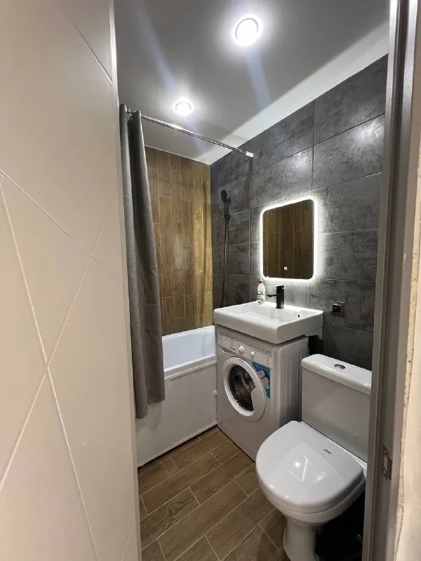 сдам однушку посуточно 🌇макеевка центр города возле хмели сунели, мкр. солнечный📍 ✅квартира оснащена всем необходимым, чистым постельным, одноразовыми тапочками ✅всей посудой. ❄кондиционер, 📺телевизор 🛜скоростной интернет микроволновая печь стиральная машина ✅стоят накопительные баки на 800л 💦вода идет с 17;00 - фотография - 9