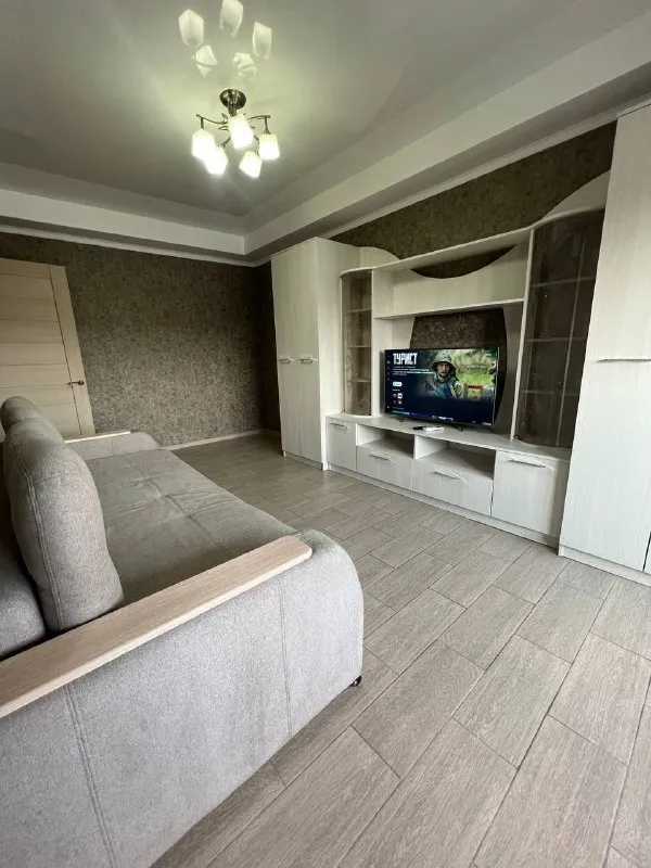 посуточно 2 комнатая квартира 🌇макеевка горняцкий район (капитальная, 55 квартира)📍 ✅тихая спокойная квартира, оборудована всем необходим ✅комнаты раздельные ✅вся необходимая техника есть ✅посуда, чистое постельное, одноразовые тапочки. ✅накопительный бак на 400л 💦вода идет каждый день с 15:00 бойлер на 80л 🚀 скоростной интернет 📑выдаем отчетные документы ( чеки) 🔥 можно бронировать на будущее, делаем скидки ❗️ 💰цена 6000 тыс ₽ 📲☎️+79495541846 подписаться  |  дать объявление - фотография - 2