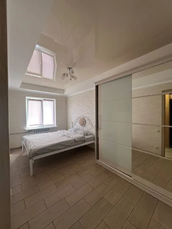 посуточно 2 комнатая квартира 🌇макеевка горняцкий район (капитальная, 55 квартира)📍 ✅тихая спокойная квартира, оборудована всем необходим ✅комнаты раздельные ✅вся необходимая техника есть ✅посуда, чистое постельное, одноразовые тапочки. ✅накопительный бак на 400л 💦вода идет каждый день с 15:00 бойлер на 80л 🚀 скоростной интернет 📑выдаем отчетные документы ( чеки) 🔥 можно бронировать на будущее, делаем скидки ❗️ 💰цена 6000 тыс ₽ 📲☎️+79495541846 подписаться  |  дать объявление - фотография - 3