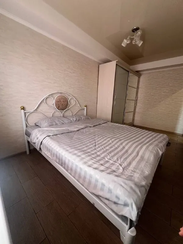 посуточно 2 комнатая квартира 🌇макеевка горняцкий район (капитальная, 55 квартира)📍 ✅тихая спокойная квартира, оборудована всем необходим ✅комнаты раздельные ✅вся необходимая техника есть ✅посуда, чистое постельное, одноразовые тапочки. ✅накопительный бак на 400л 💦вода идет каждый день с 15:00 бойлер на 80л 🚀 скоростной интернет 📑выдаем отчетные документы ( чеки) 🔥 можно бронировать на будущее, делаем скидки ❗️ 💰цена 6000 тыс ₽ 📲☎️+79495541846 подписаться  |  дать объявление - фотография - 4