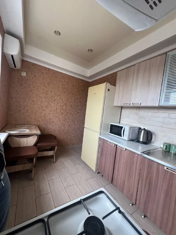 посуточно 2 комнатая квартира 🌇макеевка горняцкий район (капитальная, 55 квартира)📍 ✅тихая спокойная квартира, оборудована всем необходим ✅комнаты раздельные ✅вся необходимая техника есть ✅посуда, чистое постельное, одноразовые тапочки. ✅накопительный бак на 400л 💦вода идет каждый день с 15:00 бойлер на 80л 🚀 скоростной интернет 📑выдаем отчетные документы ( чеки) 🔥 можно бронировать на будущее, делаем скидки ❗️ 💰цена 6000 тыс ₽ 📲☎️+79495541846 подписаться  |  дать объявление - фотография - 6