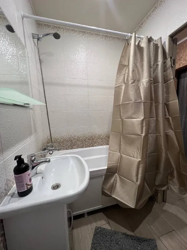 посуточно 2 комнатая квартира 🌇макеевка горняцкий район (капитальная, 55 квартира)📍 ✅тихая спокойная квартира, оборудована всем необходим ✅комнаты раздельные ✅вся необходимая техника есть ✅посуда, чистое постельное, одноразовые тапочки. ✅накопительный бак на 400л 💦вода идет каждый день с 15:00 бойлер на 80л 🚀 скоростной интернет 📑выдаем отчетные документы ( чеки) 🔥 можно бронировать на будущее, делаем скидки ❗️ 💰цена 6000 тыс ₽ 📲☎️+79495541846 подписаться  |  дать объявление - фотография - 8