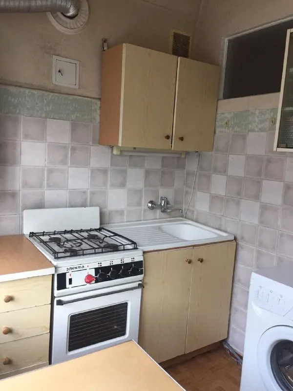 продам двухкомнатную квартиру 🌇донецк в самом центре города!гринкевича 6📍 ✅квартира в хорошем жилом состоянии, установлены пластиковые окна. ✅дом кирпичный, что обеспечивает хорошую тепло- и звукоизоляцию. ✅квартира светлая и уютная. 📍расположение — в самом центре города, в шаговой доступности вся необходимая инфраструктура. ✅этаж 3/5 👍прекрасный вариант для жизни в центре! 💰цена 4 200 000 ₽ 📲☎️+79493410484 ан новый донбасс подписаться | дать объявление - фотография - 4