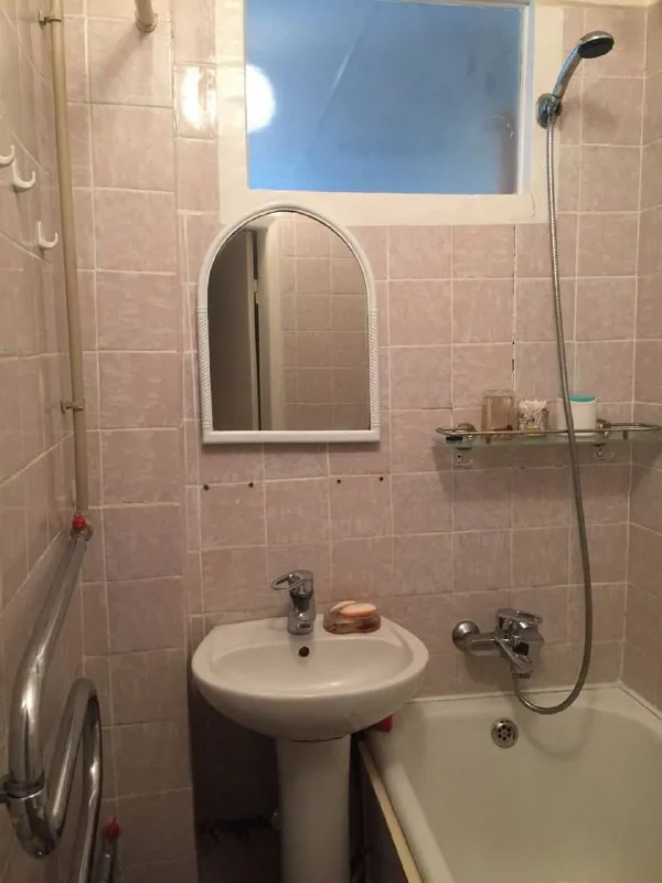 продам двухкомнатную квартиру 🌇донецк в самом центре города!гринкевича 6📍 ✅квартира в хорошем жилом состоянии, установлены пластиковые окна. ✅дом кирпичный, что обеспечивает хорошую тепло- и звукоизоляцию. ✅квартира светлая и уютная. 📍расположение — в самом центре города, в шаговой доступности вся необходимая инфраструктура. ✅этаж 3/5 👍прекрасный вариант для жизни в центре! 💰цена 4 200 000 ₽ 📲☎️+79493410484 ан новый донбасс подписаться | дать объявление - фотография - 5