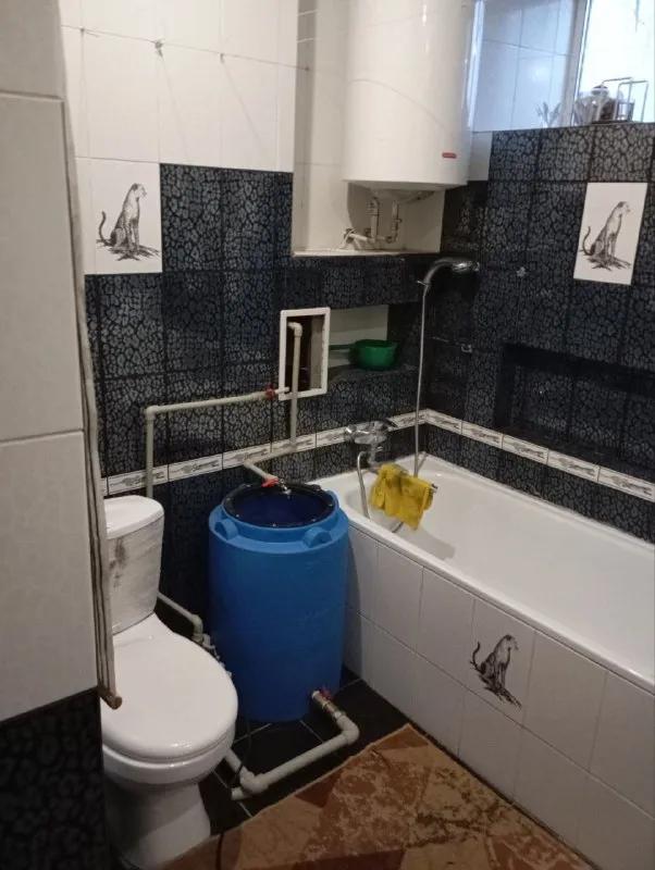 сдается на длительную аренду однокомнатная квартира 🌇горняцкий район, макеевка ул. генерала данилова📍 💦с круглосуточной водой ✅для комфортного проживания в квартире есть кровать двух спальная, двух спальный диван, накопительный бак, вай фай, чайник, минимум посуды. ✅при заселении берется залог который потом возвращается при выезде 📃 обязательно паспорт или документ удостоверяющий личность. 💰цена 25.000 ₽ плюс все к/у 📲☎️+79495058591виктория тут же телеграм. подписаться | дать объявление - фотография - 8