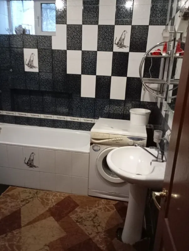 сдается на длительную аренду однокомнатная квартира 🌇горняцкий район, макеевка ул. генерала данилова📍 💦с круглосуточной водой ✅для комфортного проживания в квартире есть кровать двух спальная, двух спальный диван, накопительный бак, вай фай, чайник, минимум посуды. ✅при заселении берется залог который потом возвращается при выезде 📃 обязательно паспорт или документ удостоверяющий личность. 💰цена 25.000 ₽ плюс все к/у 📲☎️+79495058591виктория тут же телеграм. подписаться | дать объявление - фотография - 9