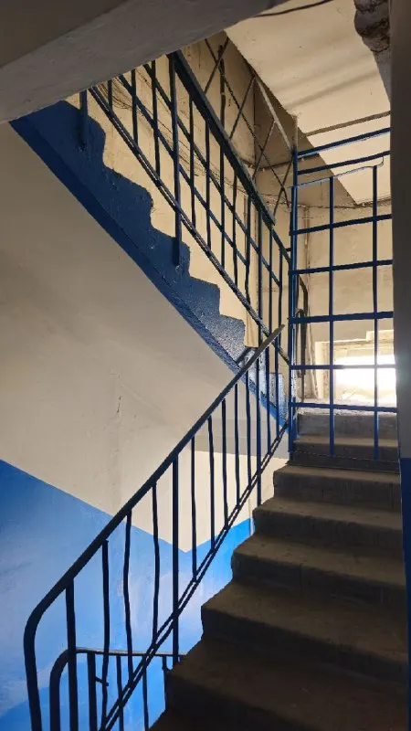 продам двухкомнатную квартиру под ремонт❗️ 🌇донецк, центр щетинина📍 ✅с удобной планировкой с выходом на лоджию как из спальни, так и из зала ✅9/9 этаж, есть тех этаж ✅потолки сухие (обоям больше 10 лет ) ✅площадь жилая 28,1 общая 48, кухня 7,2, лоджия. ✅не угловая теплая 🌎отличное место расположения квартиры в 2х минутах автостанция (донецк, макеевка, моспино) все магазины рынок автостаянки сберкасса школа, садики в шаговой доступности. ✅аптека в доме. 💰цена 2 9500 00 ₽ есть торг 📲☎️+79493247464 подписаться | дать объявление - фотография - 4