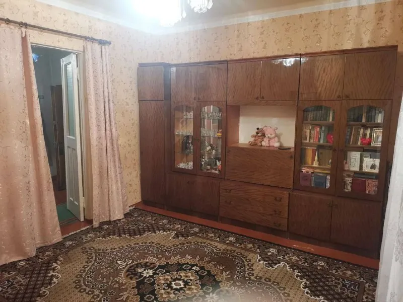 продажа 3-х комнатная квартира продается от собственника❗️ 🌇в г. макеевка октябрьский м-рн,55-й квартал. тихий район📍 ✅квартира 68 кв. м находится на 1м этаже, имеется газовое отопление(кател) ✅в одной из комнат есть подвал, можно подключить насосную станция для беспрерывной подачи воды. 🌐 рядом в пешей доступности, школа, детский сад, магазины, остановка. 📑документы все готовы. 💰цена 4.000 000 р. хороший торг уместен❗️❗️ обращаться по телефону или в тг 📲☎️+79494663550 галина подписаться | дать объявление - фотография - 3