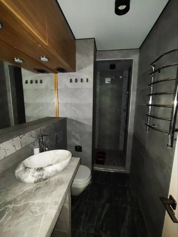 продам эксклюзивную  трёхкомнатную квартиру ! 🌇макеевка, ханженково, центр📍 ✅общая площадь 56 кв. м ✅2 этаж 2 этажного дома, не угловая, новая крыша, имеется тех. этаж. ❗️квартира после капитального ремонта. ✅стены выровнены, утеплены. ✅по всей квартире теплый пол. ✅пластиковые окна, новая проводка, накопительный бак на тонну, нагревательный бак. 👍имеется сарай. развитая инфраструктура : детские сады, школа, стоматология, рынок, магазины, остановка общественного транспорта. 📑документы готовы, прописанных нет ! 💰цена 4 550 000 ₽ торг ☎️+79493418412 лилия ан терем подписаться  |  дать объявление - фотография - 10